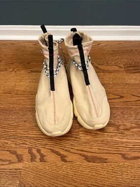 John Geiger 002 "Cream" - Estimated Size 10 - Authentic GUC